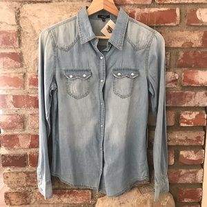 Nwt Soft Chambray button up shirt
